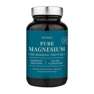 Dark glass bottle with a teal label reading 'PURE MAGNESIUM' and 'FÖR MINSKAD TRÖTTHET' (Nordbo), silver cap, gold-black bottle on white background