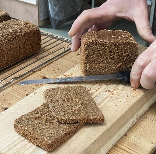 Friskbagt brød fra Frejas Fællesbageri til afhentning